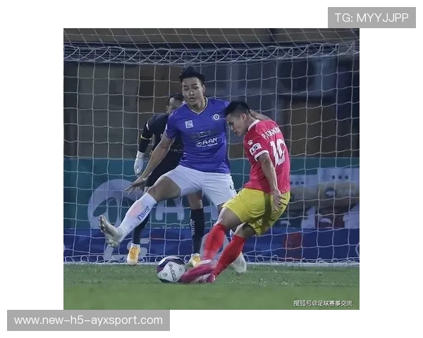 前锋背后穿插接应长传转身打门得分：引领现代足球的战术风暴