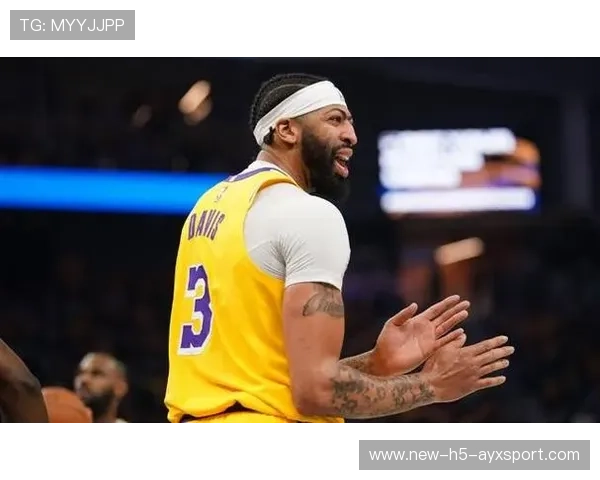 安东尼·戴维斯蓄力进攻，湖人内线优势明显